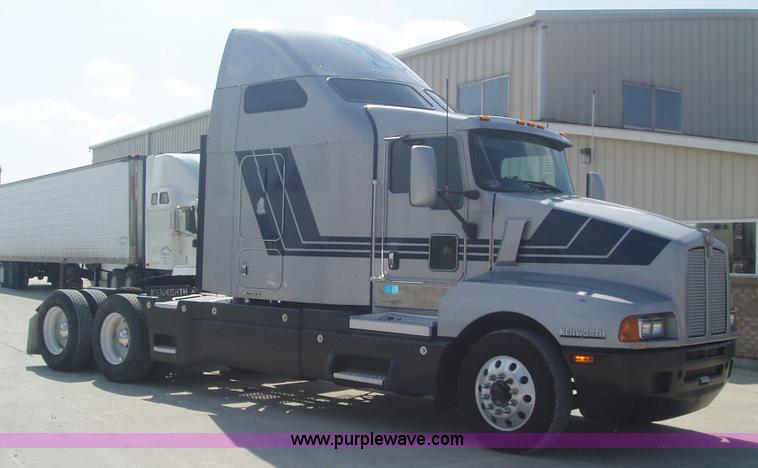image for item 1337 2003 Kenworth T600 semi truck