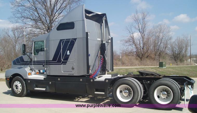 image for item 1337 2003 Kenworth T600 semi truck