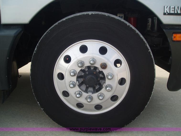 image for item 1337 2003 Kenworth T600 semi truck