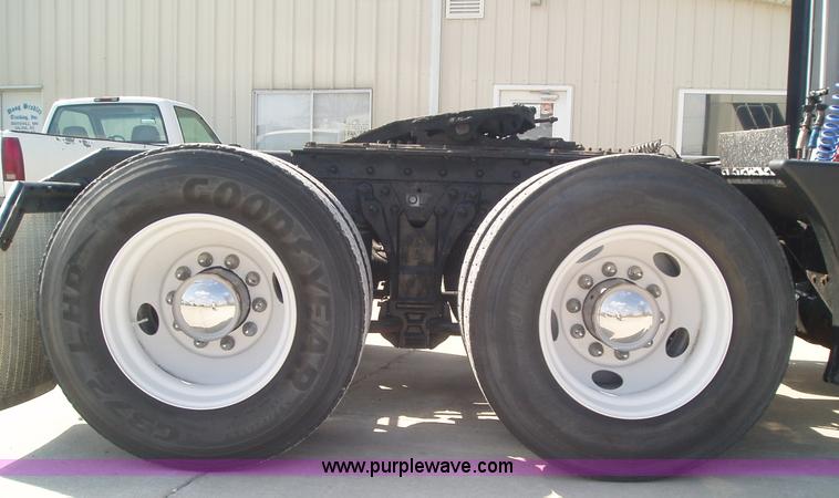 image for item 1337 2003 Kenworth T600 semi truck