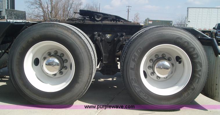 image for item 1337 2003 Kenworth T600 semi truck