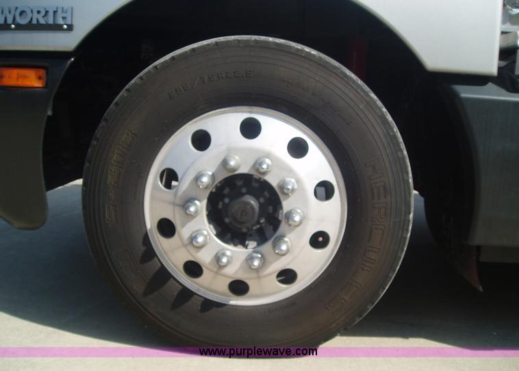 image for item 1337 2003 Kenworth T600 semi truck