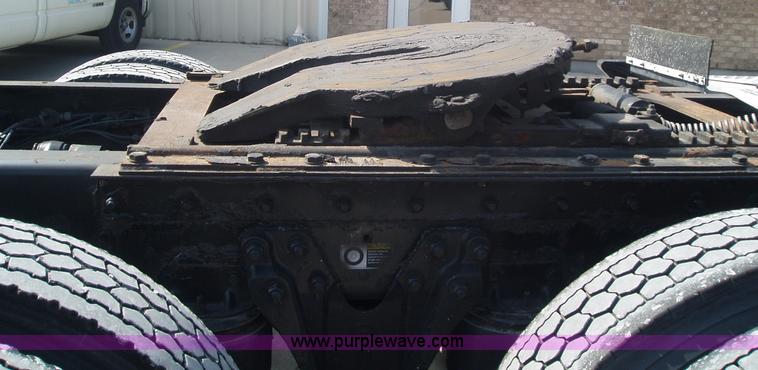 image for item 1337 2003 Kenworth T600 semi truck