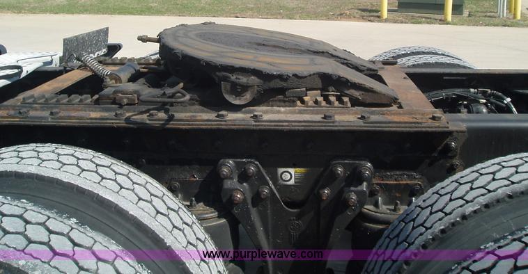 image for item 1337 2003 Kenworth T600 semi truck