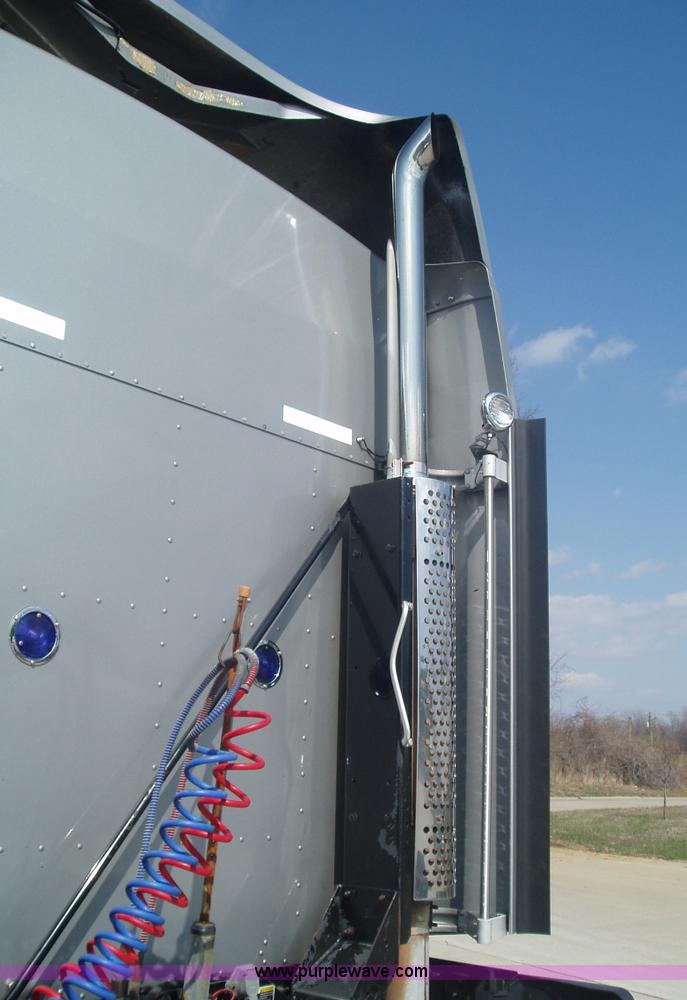 image for item 1337 2003 Kenworth T600 semi truck