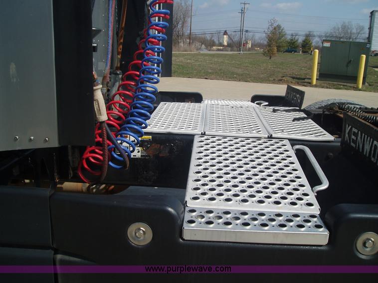 image for item 1337 2003 Kenworth T600 semi truck