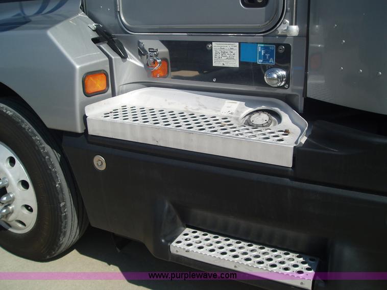 image for item 1337 2003 Kenworth T600 semi truck