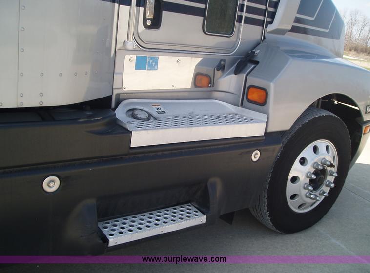 image for item 1337 2003 Kenworth T600 semi truck
