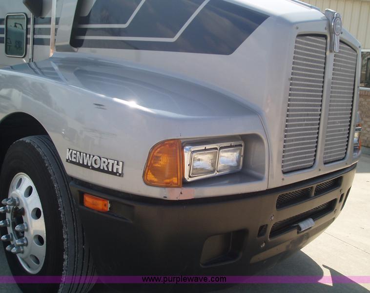 image for item 1337 2003 Kenworth T600 semi truck