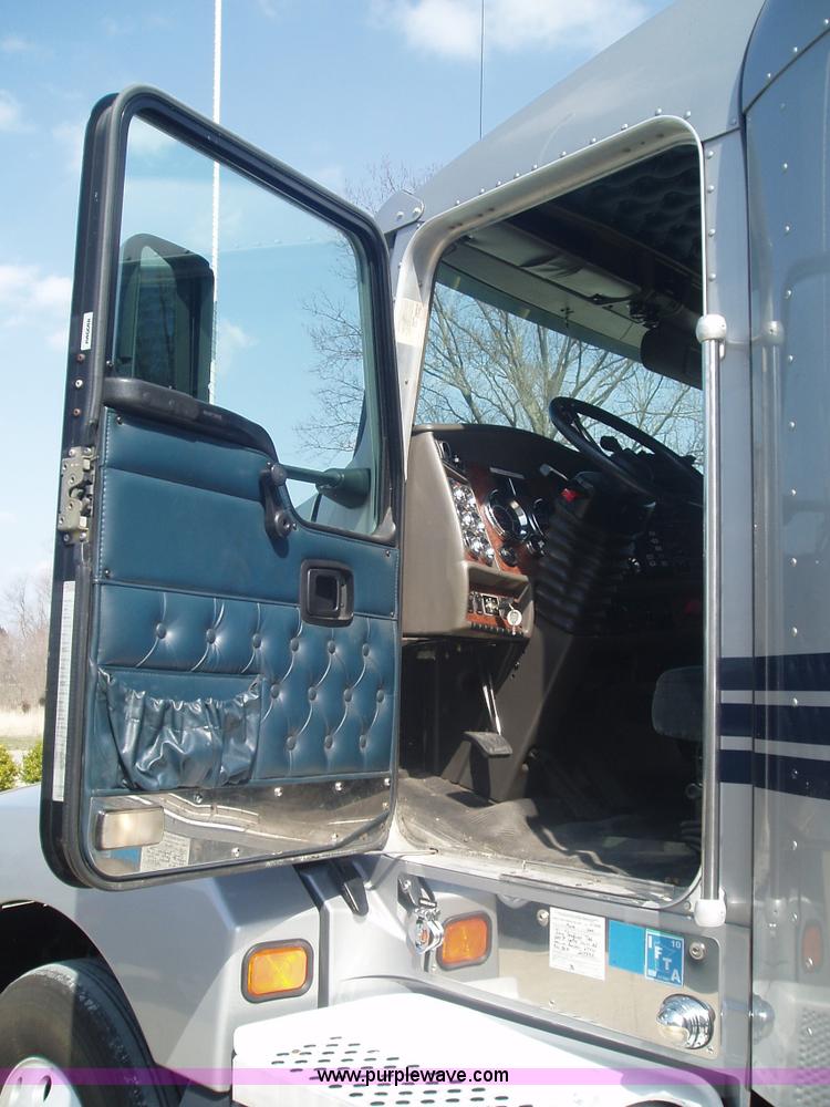 image for item 1337 2003 Kenworth T600 semi truck
