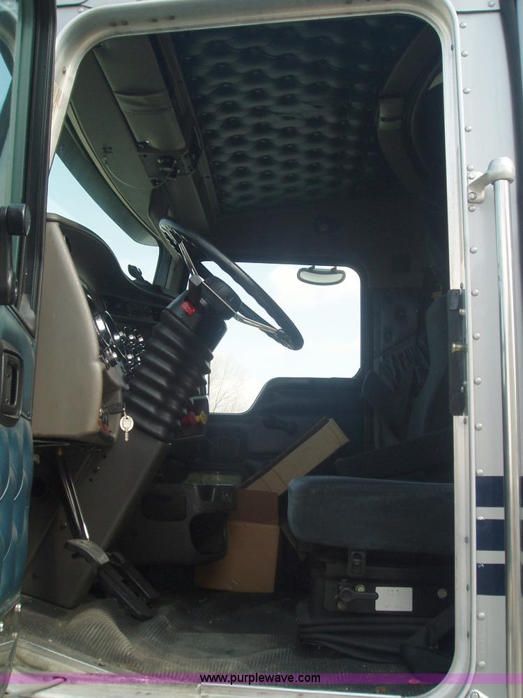 image for item 1337 2003 Kenworth T600 semi truck