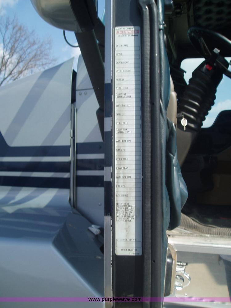 image for item 1337 2003 Kenworth T600 semi truck