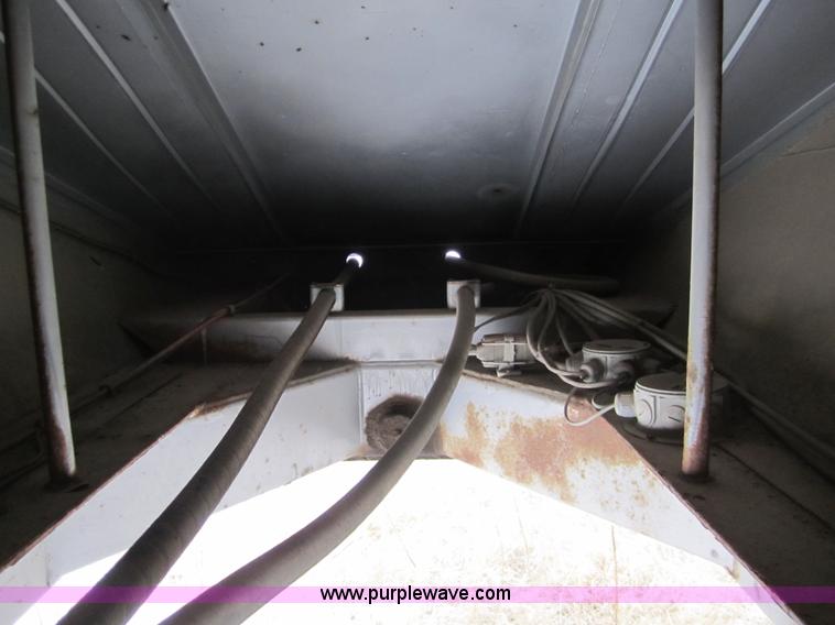 image for item 2985 2000 Flowboy CB4000 42' trailer