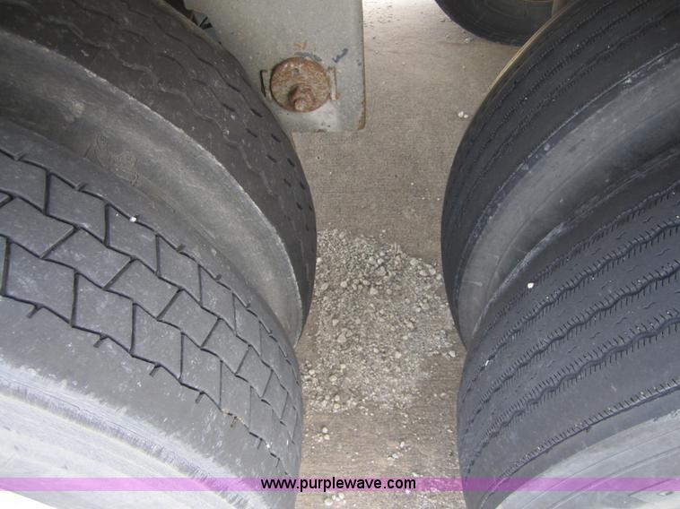 image for item 3784 2001 Great Dane 53' dry van trailer