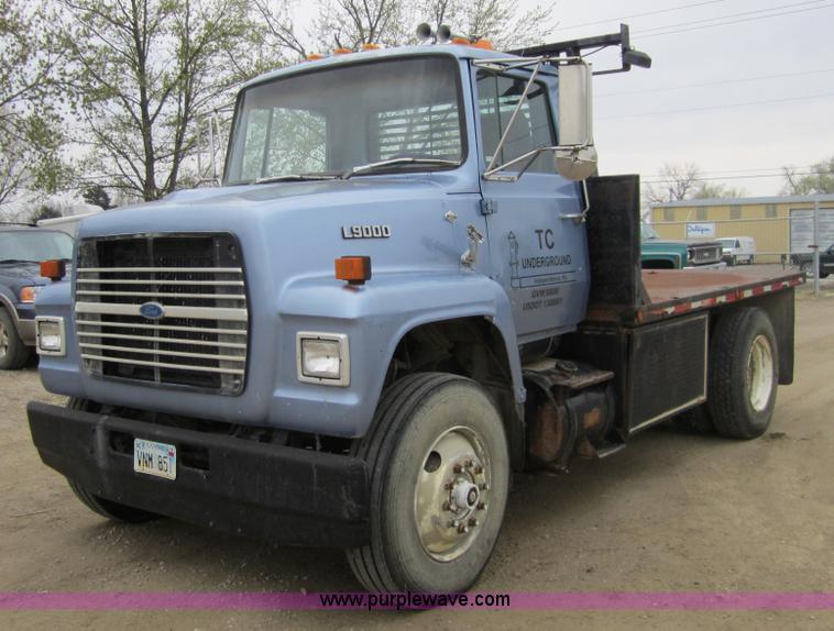 image for item 3810 1987 Ford LN9000 flatbed truck