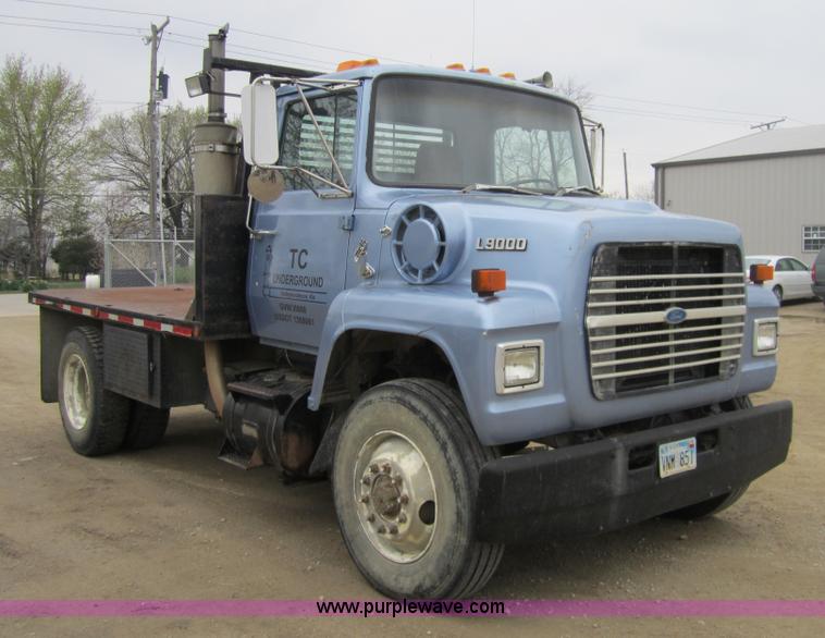 image for item 3810 1987 Ford LN9000 flatbed truck