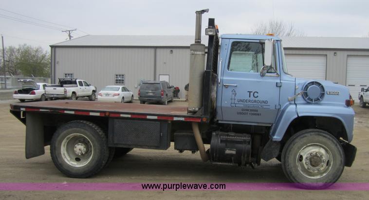 image for item 3810 1987 Ford LN9000 flatbed truck
