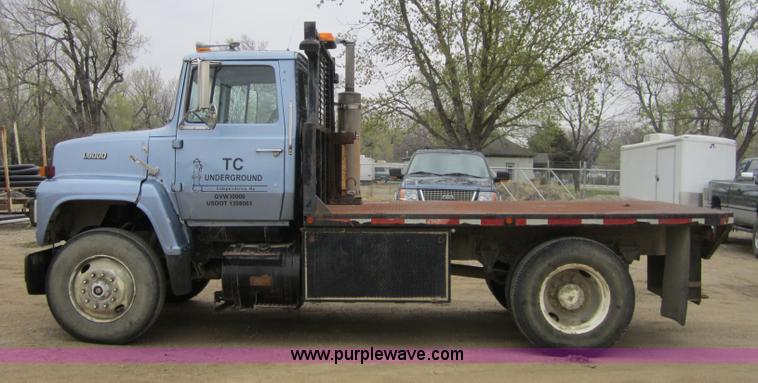 image for item 3810 1987 Ford LN9000 flatbed truck