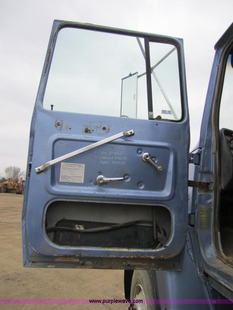 image for item 3810 1987 Ford LN9000 flatbed truck