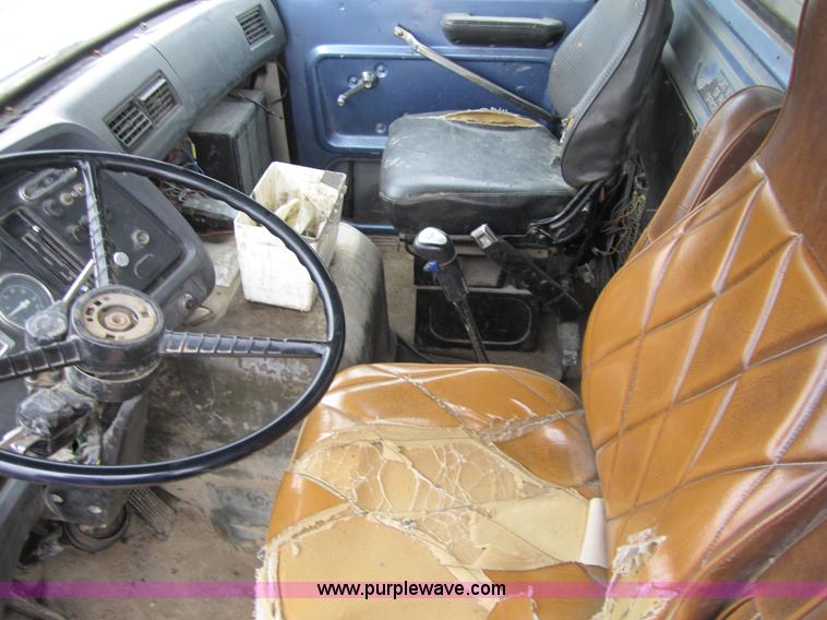 image for item 3810 1987 Ford LN9000 flatbed truck