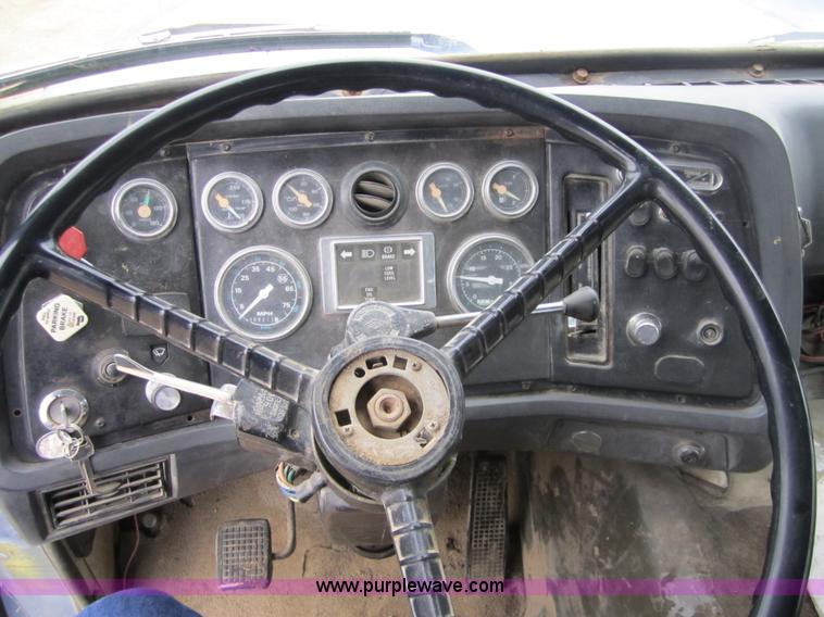 image for item 3810 1987 Ford LN9000 flatbed truck