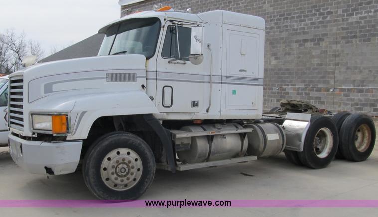 image for item 4096 1993 Mack CH613 semi truck