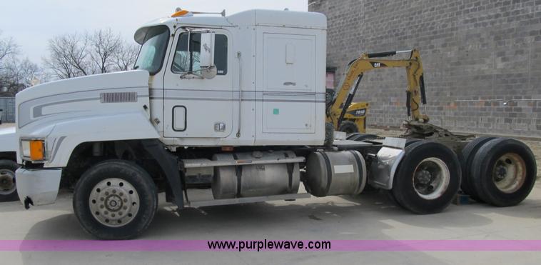image for item 4096 1993 Mack CH613 semi truck