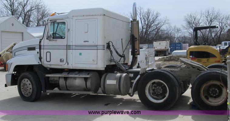 image for item 4096 1993 Mack CH613 semi truck