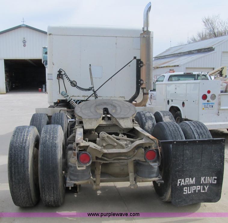 image for item 4096 1993 Mack CH613 semi truck