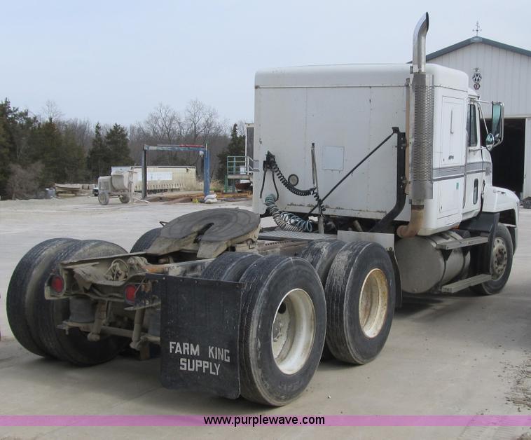 image for item 4096 1993 Mack CH613 semi truck