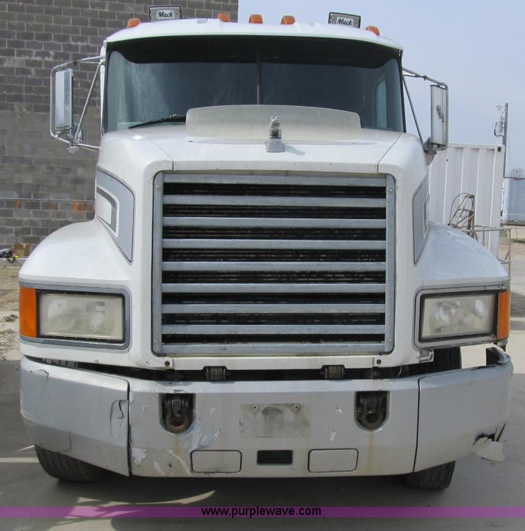 image for item 4096 1993 Mack CH613 semi truck