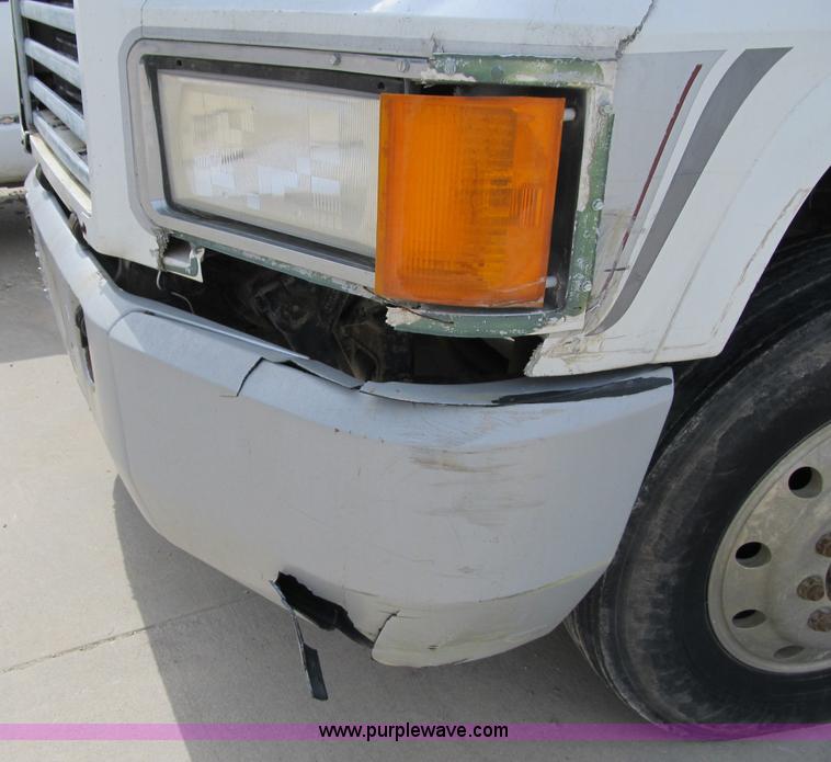 image for item 4096 1993 Mack CH613 semi truck