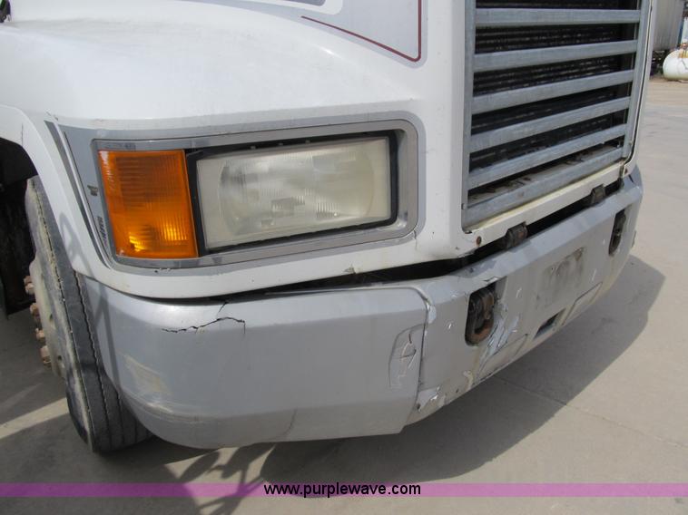image for item 4096 1993 Mack CH613 semi truck
