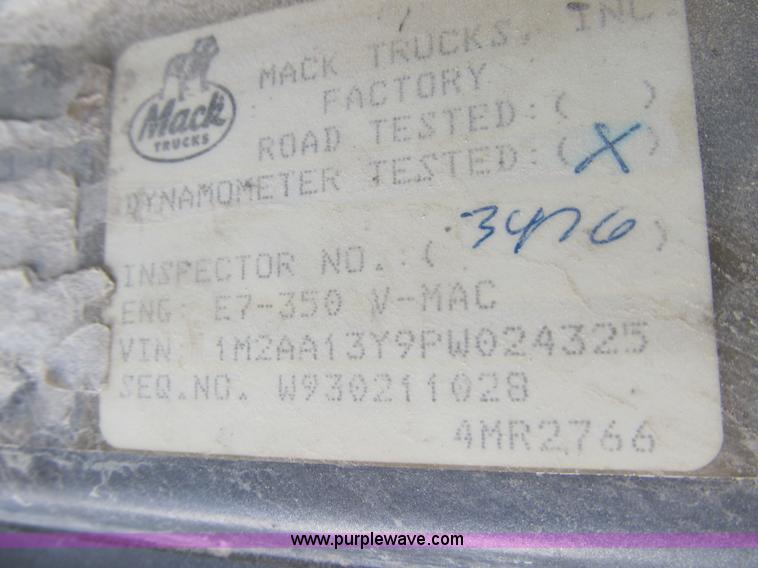 image for item 4096 1993 Mack CH613 semi truck