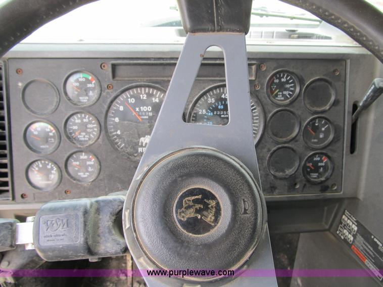 image for item 4096 1993 Mack CH613 semi truck