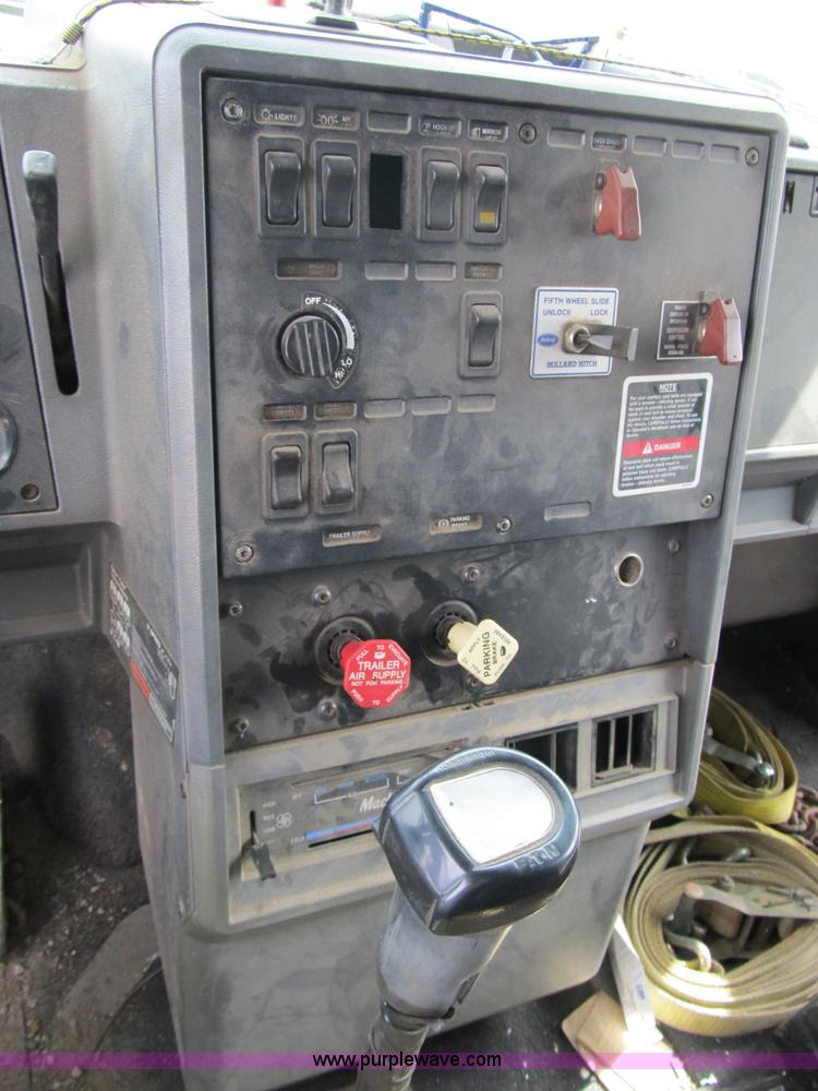 image for item 4096 1993 Mack CH613 semi truck