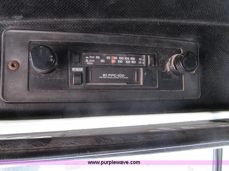 image for item 4096 1993 Mack CH613 semi truck