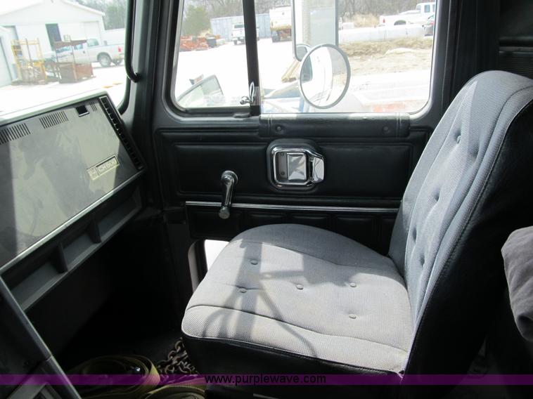 image for item 4096 1993 Mack CH613 semi truck