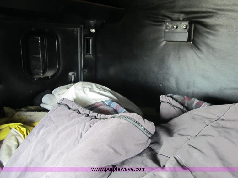 image for item 4096 1993 Mack CH613 semi truck