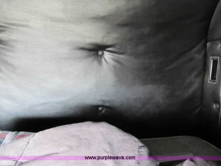 image for item 4096 1993 Mack CH613 semi truck