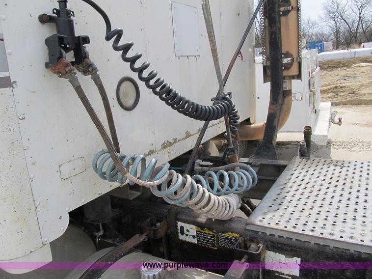 image for item 4096 1993 Mack CH613 semi truck