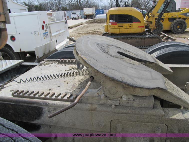 image for item 4096 1993 Mack CH613 semi truck