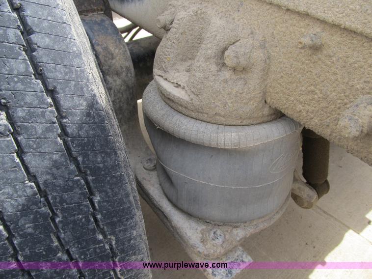 image for item 4096 1993 Mack CH613 semi truck