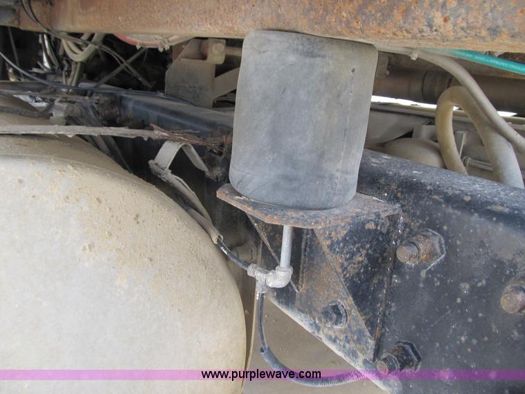 image for item 4096 1993 Mack CH613 semi truck