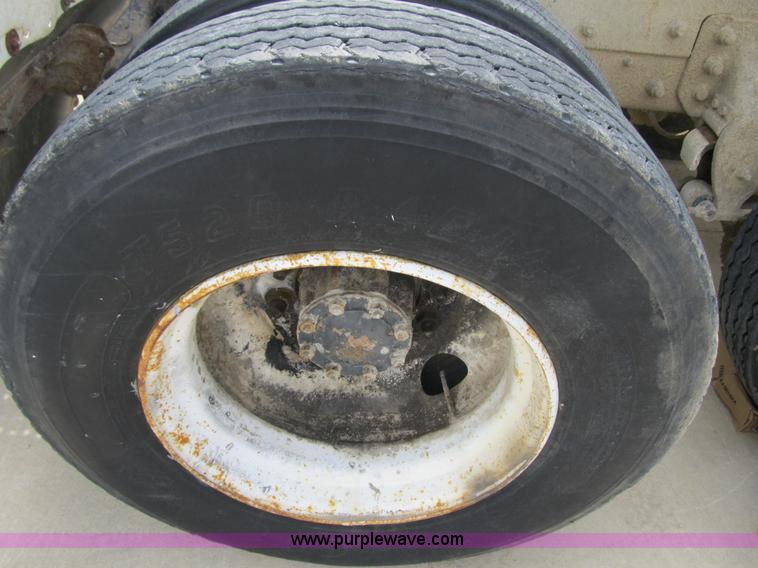 image for item 4096 1993 Mack CH613 semi truck