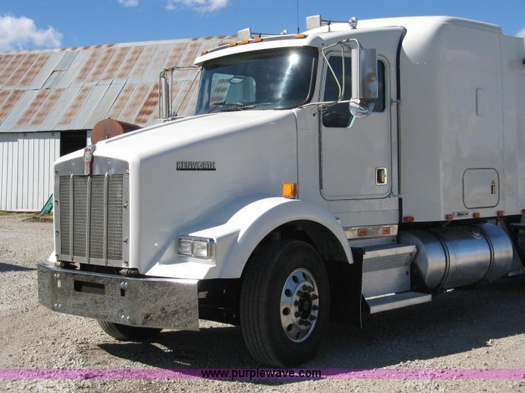 image for item 4442 1999 Kenworth T800 semi truck