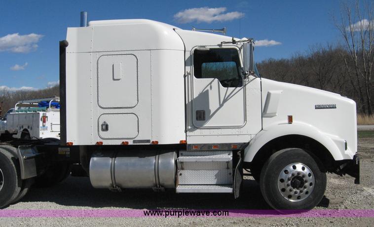 image for item 4442 1999 Kenworth T800 semi truck
