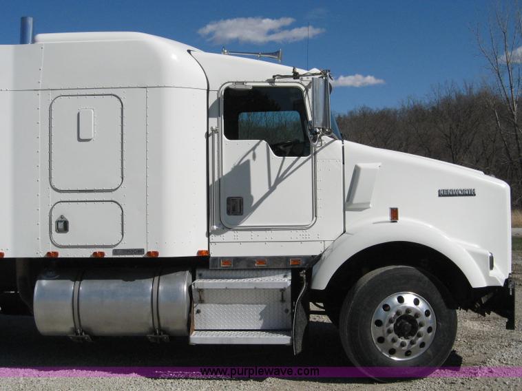 image for item 4442 1999 Kenworth T800 semi truck