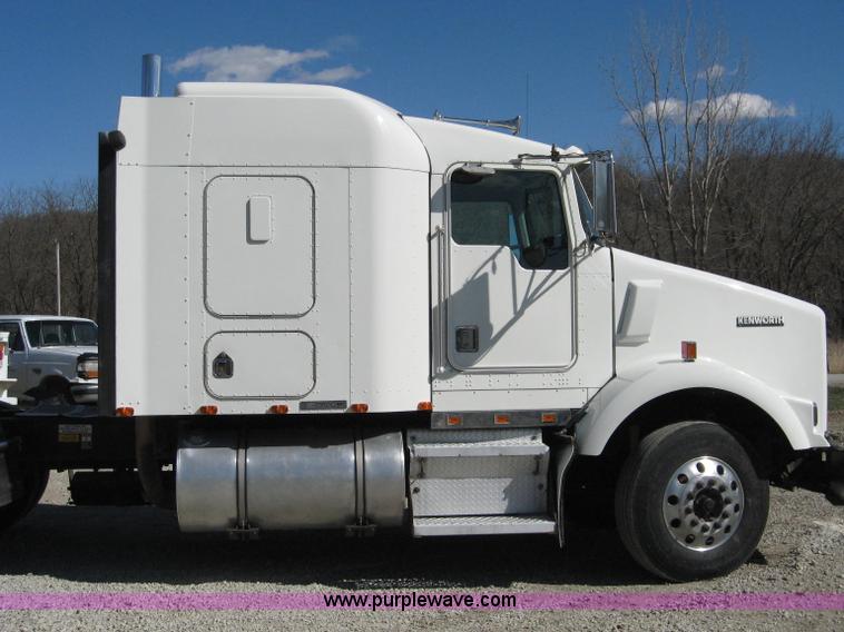 image for item 4442 1999 Kenworth T800 semi truck