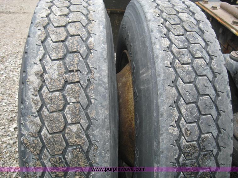 image for item 4442 1999 Kenworth T800 semi truck